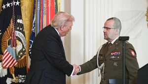 Prezydent USA Donald Trump i kapitan Karol Cierpica w Białym Domu