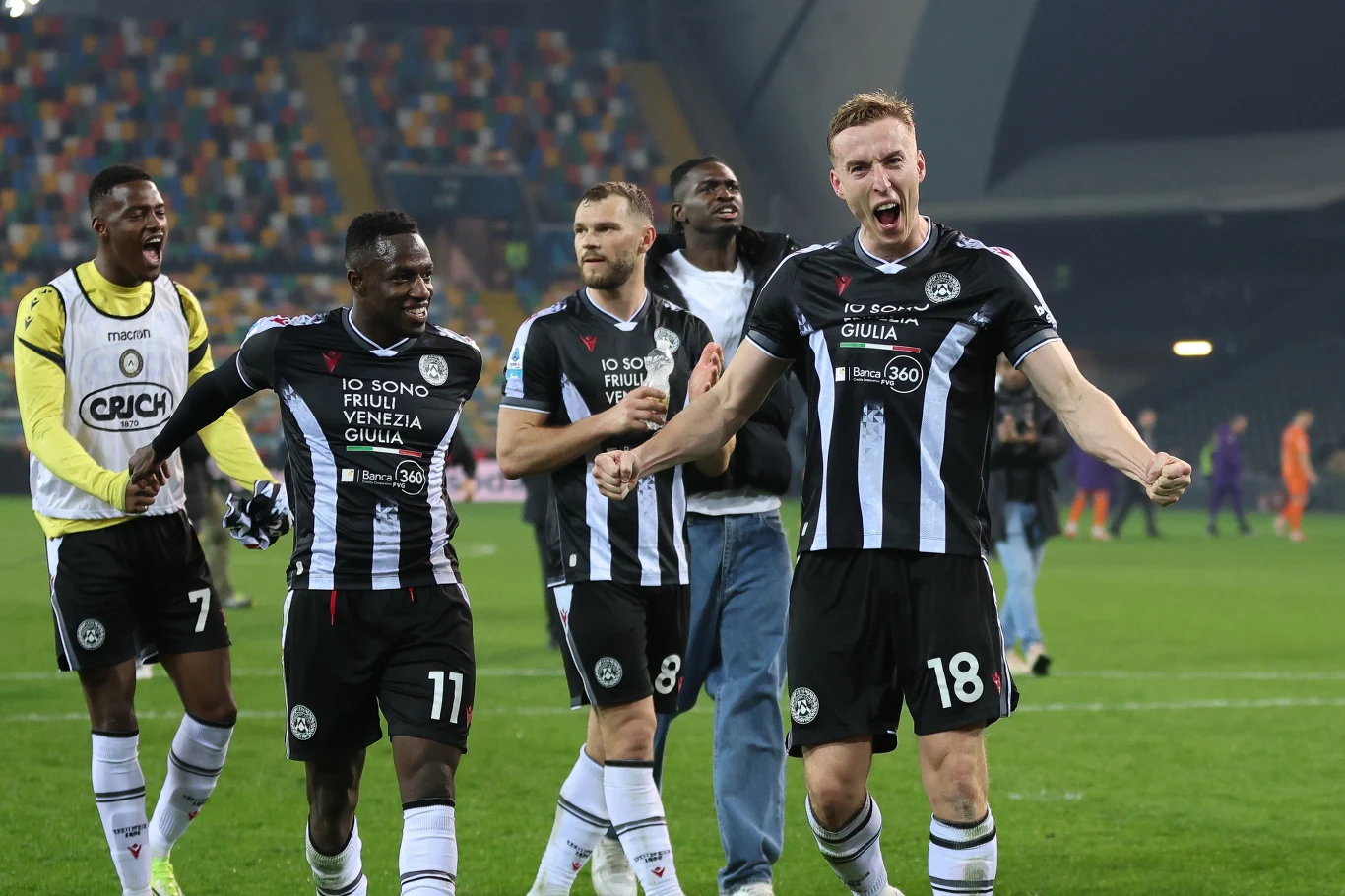 Adam Buksa z kolegami z Udinece Calcio cieszący się z gola