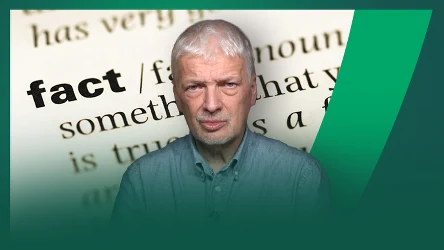 Starszy mężczyzna z siwymi włosami w niebieskiej koszuli na tle zbliżenia słowa 'fact' oraz fragmentu jego słownikowej definicji, z zielonym graficznym akcentem po prawej stronie.