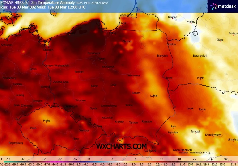 Mapa anomalii temperatury w Polsce i krajach sąsiednich, ukazująca intensywne ocieplenie z największymi odchyleniami temperatury na zachodzie kraju, zaznaczone odcieniami czerwieni, oraz z naniesionymi nazwami większych miast i regionów.