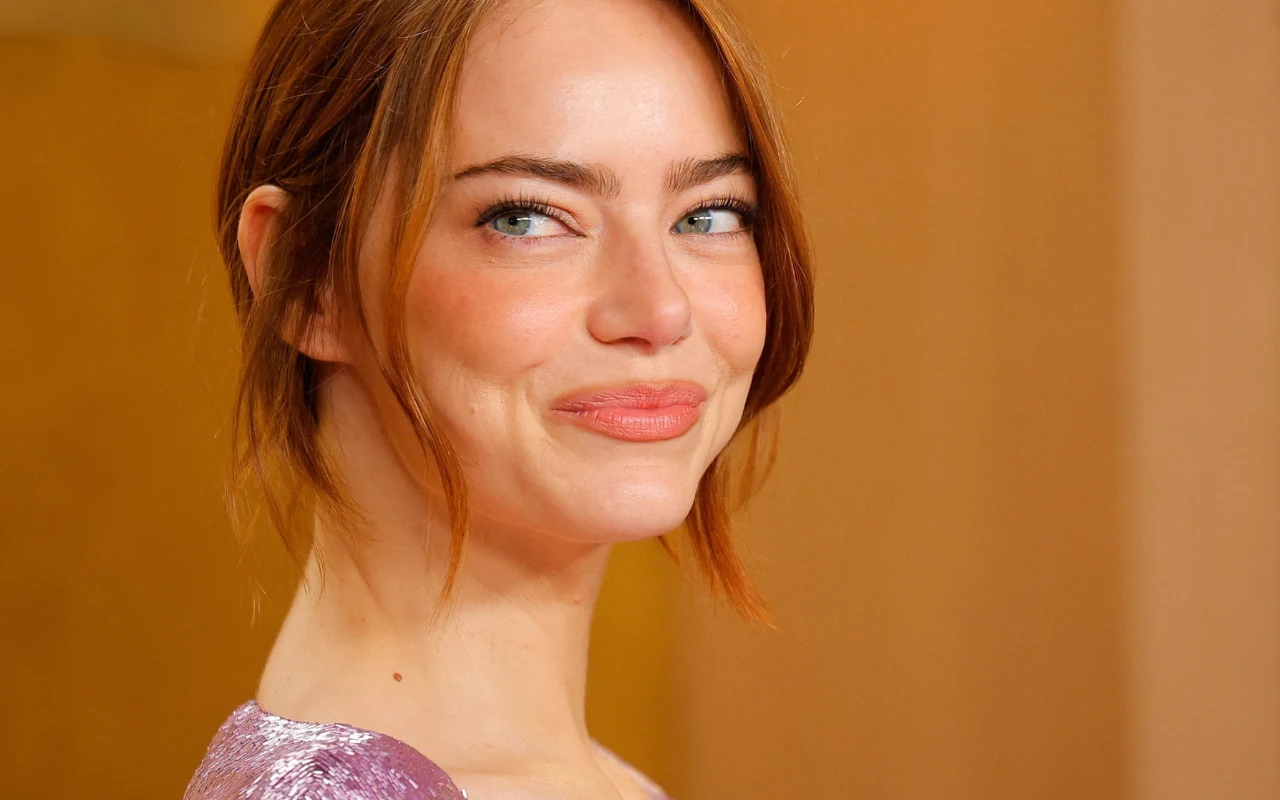 Emma Stone na rozdaniu nagród Actor Awards w makijażu w stylu clean look