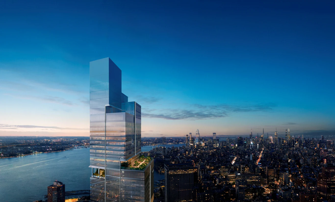 Nowoczesny, wysoki wieżowiec z przeszkloną fasadą dominuje nad miejskim krajobrazem, na jednym z niższych pięter widoczny zielony taras, w tle panorama miasta oświetlona światłami i rzeka sięgająca horyzontu.