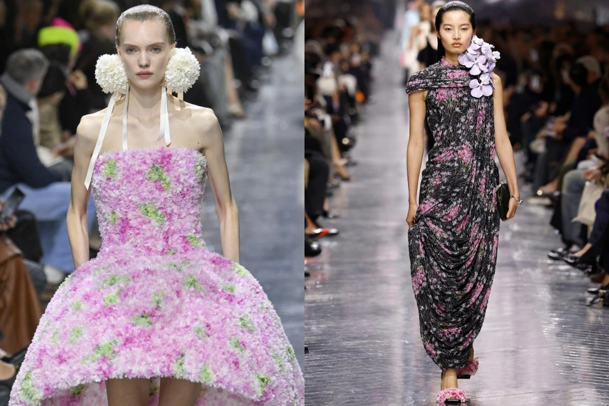 Dwie modelki na wybiegu prezentujące sukienki haute couture inspirowane kwiatami – po lewej krótką, obfitą w różowe i białe kwiatowe aplikacje, z dużymi białymi kwiatami przy uszach; po prawej długą, dopasowaną suknię w ciemnych barwach z fioletowymi k...