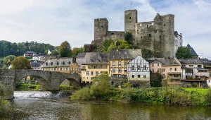 Malowniczy zamek nad brzegiem rzeki. Ta budowla ma ponad 1000 lat