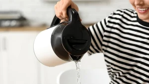 Pij z wodą po przebudzeniu. Rozpędzisz metabolizm, cukier nie będzie skakał