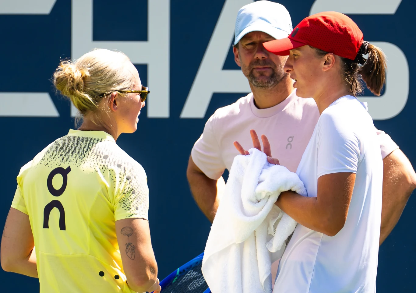 Iga Świątek z członkami swojego sztabu szkoleniowego, Darią Abramowicz i Wimem Fissette'em article cover