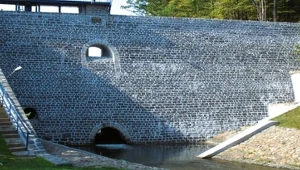 Wielkie zbrojenie w Jarnołtówku. Tak zmieni się zapora, która chroniła podczas powodzi w 2024 roku