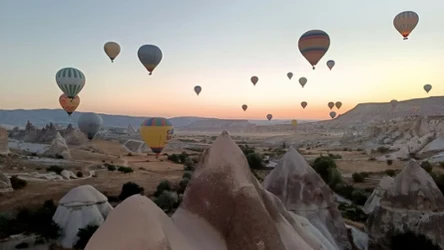 Kapadocja zachwyca "księżycowym krajobrazem". Warto ją odwiedzić, jednak setki balonów w jednym miejscu możesz zobaczyć także podczas show w Warszawie