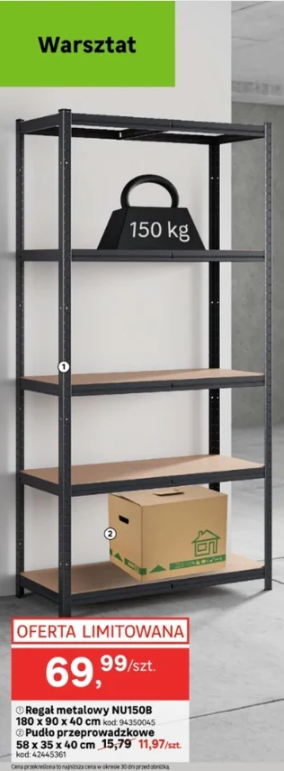 Czarny metalowy regał z pięcioma półkami z drewnianym wykończeniem, na którego środkowej półce znajduje się symbol ciężaru 150 kg, a na jednej z dolnych półek ustawione jest kartonowe pudełko z zielonym nadrukiem, całość znajduje się we wnętrzu warsztatu.