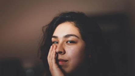 Cienie pod oczami stają się mniej widoczne już po jednym zastosowaniu maseczki z kawy