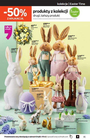 Zestaw dekoracji wielkanocnych obejmujący pluszowe figurki królików w pastelowych ubraniach, ceramiczne białe króliki w różnych rozmiarach, dekoracyjny wianek z żółtych kwiatów oraz liczne małe ozdoby w kształcie królików i jajek, wszystkie ustawione w...