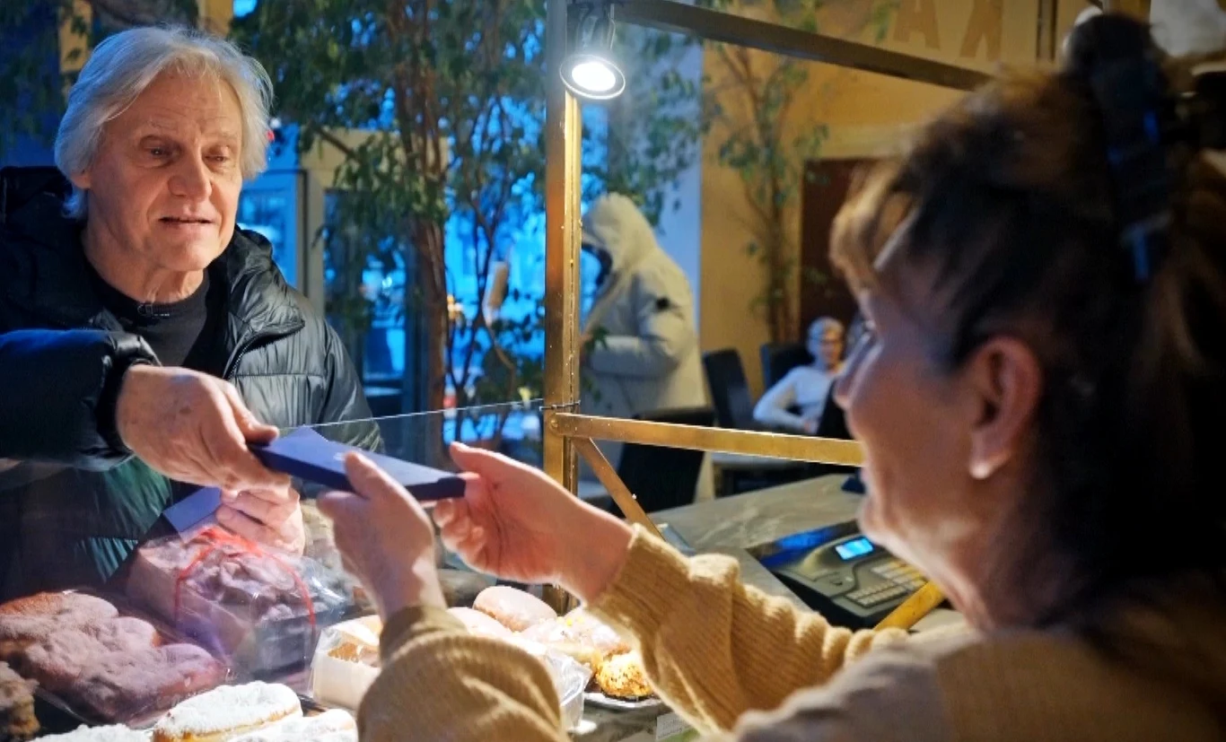 Pan Jarosław, grawer z Łodzi, dziś wykonuje tabliczki z nazwiskiem na drzwi zaledwie kilka razy w roku