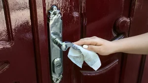 Co roku na wiosnę przecieram tym drzwi. Dzięki temu uciążliwy problem zniknął