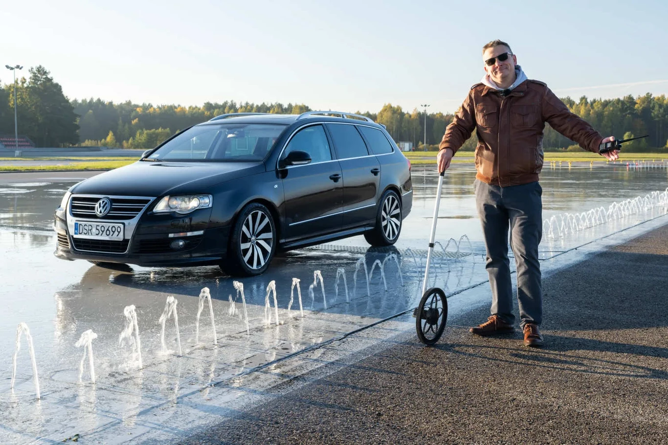 Test opon 205/55 R16 prowadzono na nawodnionym torze. Hamowanie na mokrej nawierzchni miało największą wagę w końcowej ocenie (zdj. ilustracyjne) Test opon 205/55 R16 na mokrej nawierzchni – hamowanie 100–5 km/h