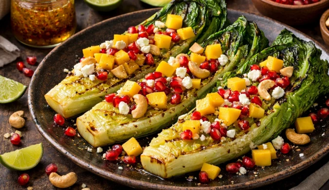 Grillowana sałata rzymska z mango i granatem