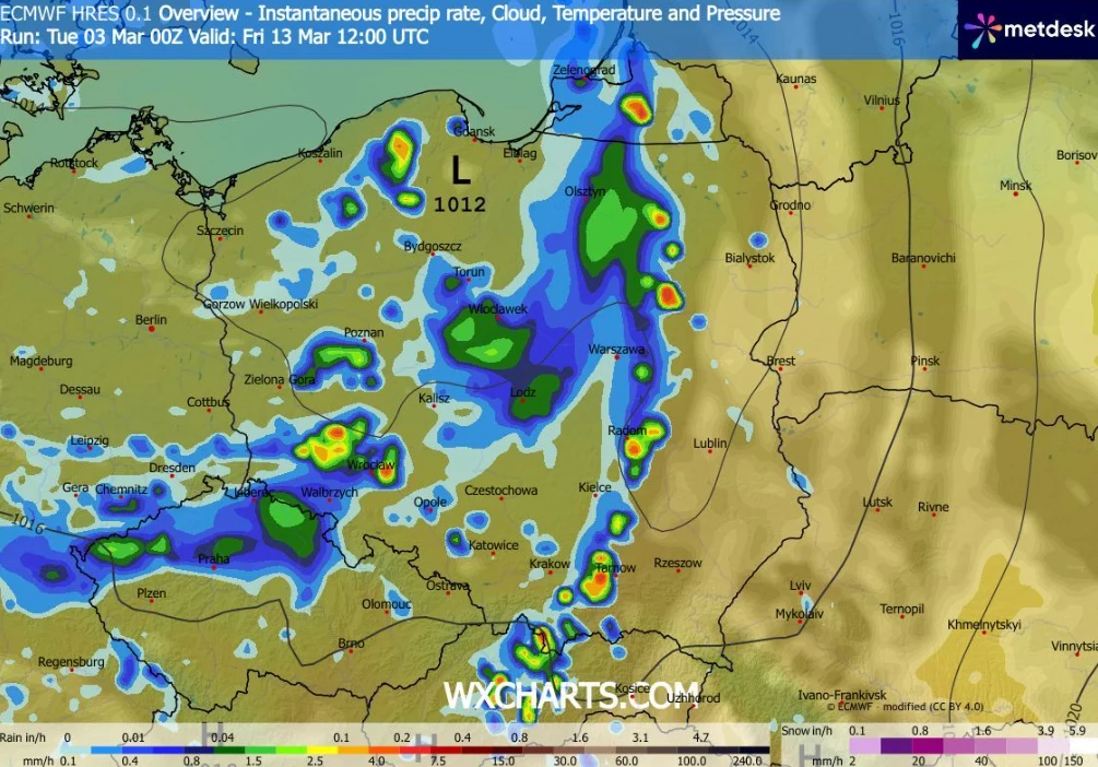 Mapa pogodowa Europy Środkowej z zaznaczonymi obszarami intensywnych opadów, frontem atmosferycznym przebiegającym przez Polskę oraz centrum niskiego ciśnienia nad północno-zachodnią częścią kraju, przedstawiająca rozmieszczenie chmur i rozkład opadów ...
