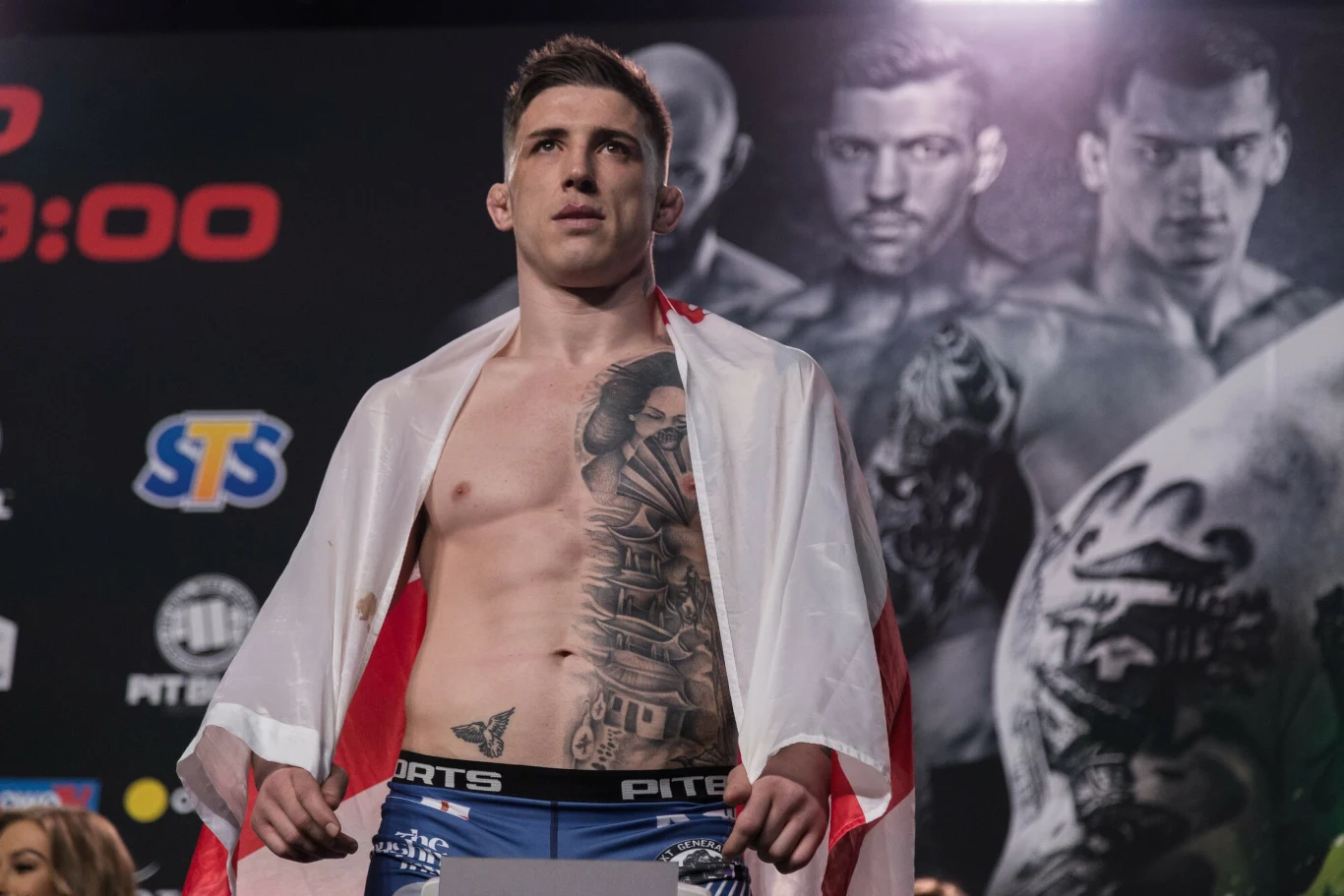Norman Parke Norman Parke podczas ceremonii ważenia na gali KSW z polską flagą