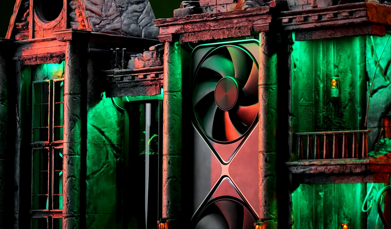 kadr z filmu YouTube @NVIDIA GeForce Fasada starego, opuszczonego budynku oświetlona zielonym i czerwonym światłem z zamontowanym centralnie dużym wentylatorem komputerowym zamiast drzwi.