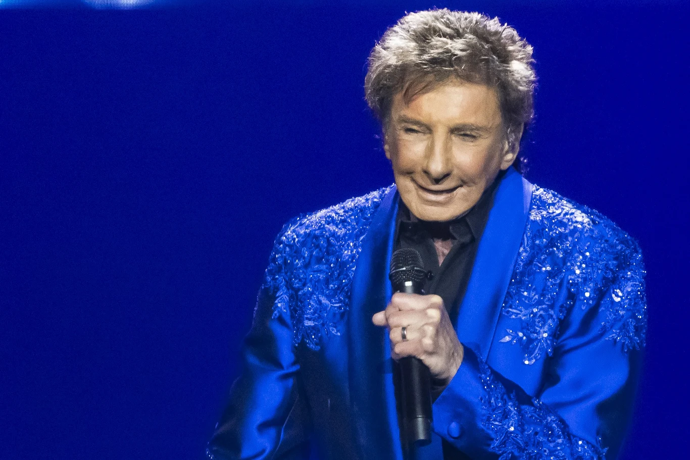 Barry Manilow przekazał nowe wieści o swoim stanie zdrowia 82-letni Barry Manilow na scenie