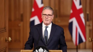 Premier Wielkiej Brytanii Keir Starmer poinformował, że wysyła w rejon Cypru niszczyciel rakietowy HMS Dragon oraz śmigłowce wyposażone w systemy zwalczania dronów