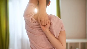 Ten ruch to nie tylko "sztuczka z WF-u". To wskaźnik zdrowia układu ruchu