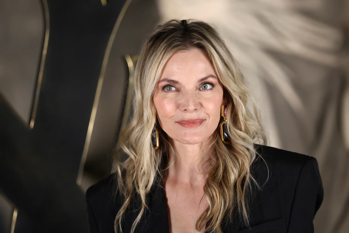 Michelle Pfeiffer pojawiła się w Paryżu na pokazie kolekcji Saint Laurent Jesień/Zima 2026–2027 Michelle Pfeiffer postawiła na klasę i prostotę. Zachwyciła zebranych