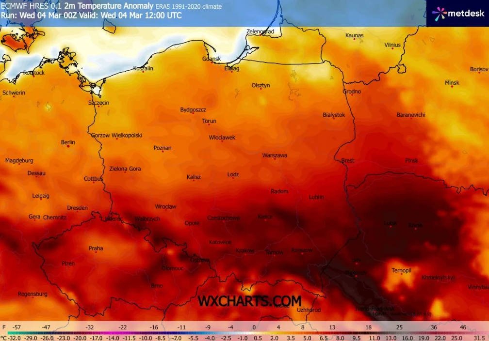 Mapa Polski i krajów sąsiednich z zaznaczonymi anomaliami temperatury w okresie 4 marca, dominują odcienie czerwieni i pomarańczy wskazujące na wyższe niż zwykle wartości temperatury, szczególnie intensywne na południu oraz południowym wschodzie kraju,...