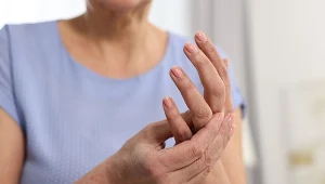 Kolor dłoni może być czymś więcej niż tylko efektem temperatury czy zmęczenia. Czasem to jeden z pierwszych sygnałów choroby