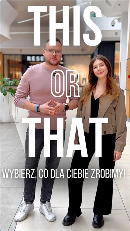 Dwójka młodych osób stojących obok siebie w przestronnym, jasno oświetlonym wnętrzu galerii handlowej, ubrani w casualowe stroje; na zdjęciu znajdują się duże napisy 'THIS OR THAT' oraz mniejsze 'WYBIERZ, CO DLA CIEBIE ZROBIMY!'.