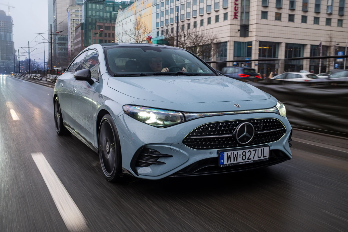 Mercedes CLA 220 4MATIC to topowy wariant spalinowy. Silnik benzynowy 1.5 turbo i elektryczny zapewniają łącznie 211 KM mocy. Mercedes CLA 220 4MATIC, widok z zewnątrz
