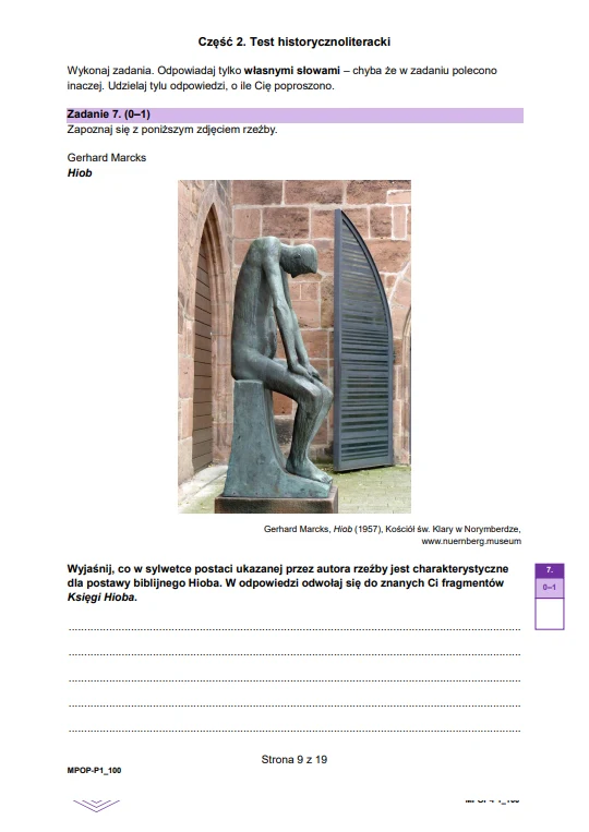 Smutna, przygarbiona postać z opuszczoną głową siedzi na prostym cokole, z boku ustawione pionowe łuki przypominające bramę; rzeźba wykonana z brązu umiejscowiona jest pod kamiennym murem.