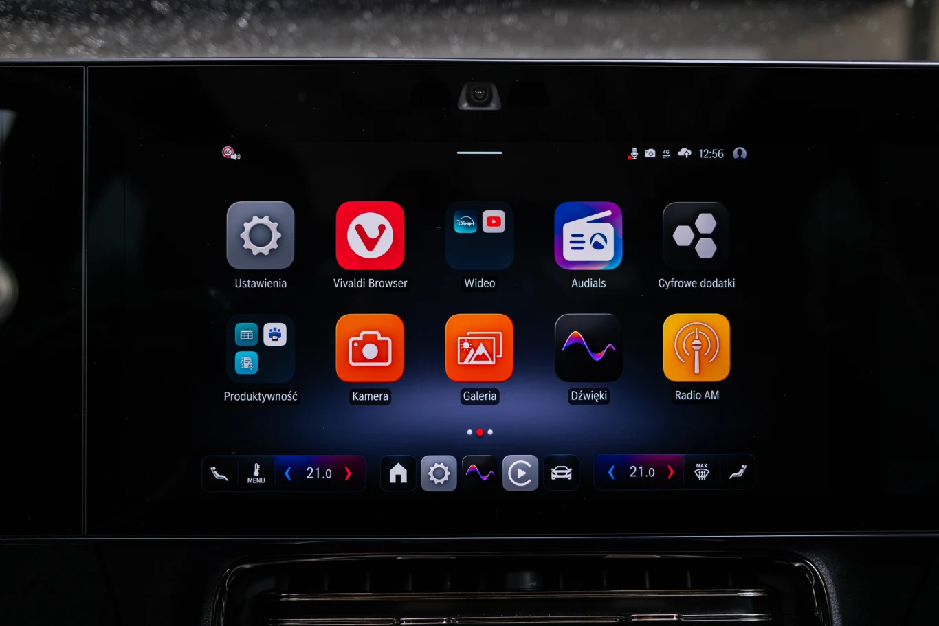 Przeglądarka internetu, kamera do selfie, galeria ze zdjęciami - tak dziś wyglądają nowoczesne multimedia i Mercedes odhacza wszystkie punkty na liście. Dotykowy ekran samochodowego systemu multimedialnego z wyświetlonymi ikonami aplikacji takich jak ustawienia, przeglądarka internetowa, kamera, galeria, radio AM i odtwarzacz multimediów; w dolnej części ekranu widoczne są ustawienia klimatyzacji oraz ...
