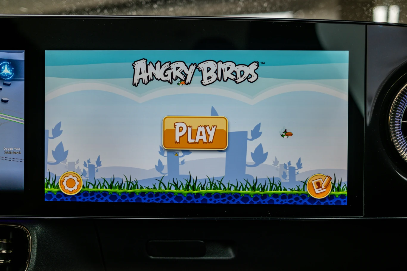 Nie mogło zabraknąć gier, np. bardzo popularnej serii Angry Birds. Ekran samochodowy prezentujący menu startowe gry Angry Birds z dużym przyciskiem „Play” pośrodku oraz prostą, kolorową grafiką tła z charakterystyczną stylistyką gry.