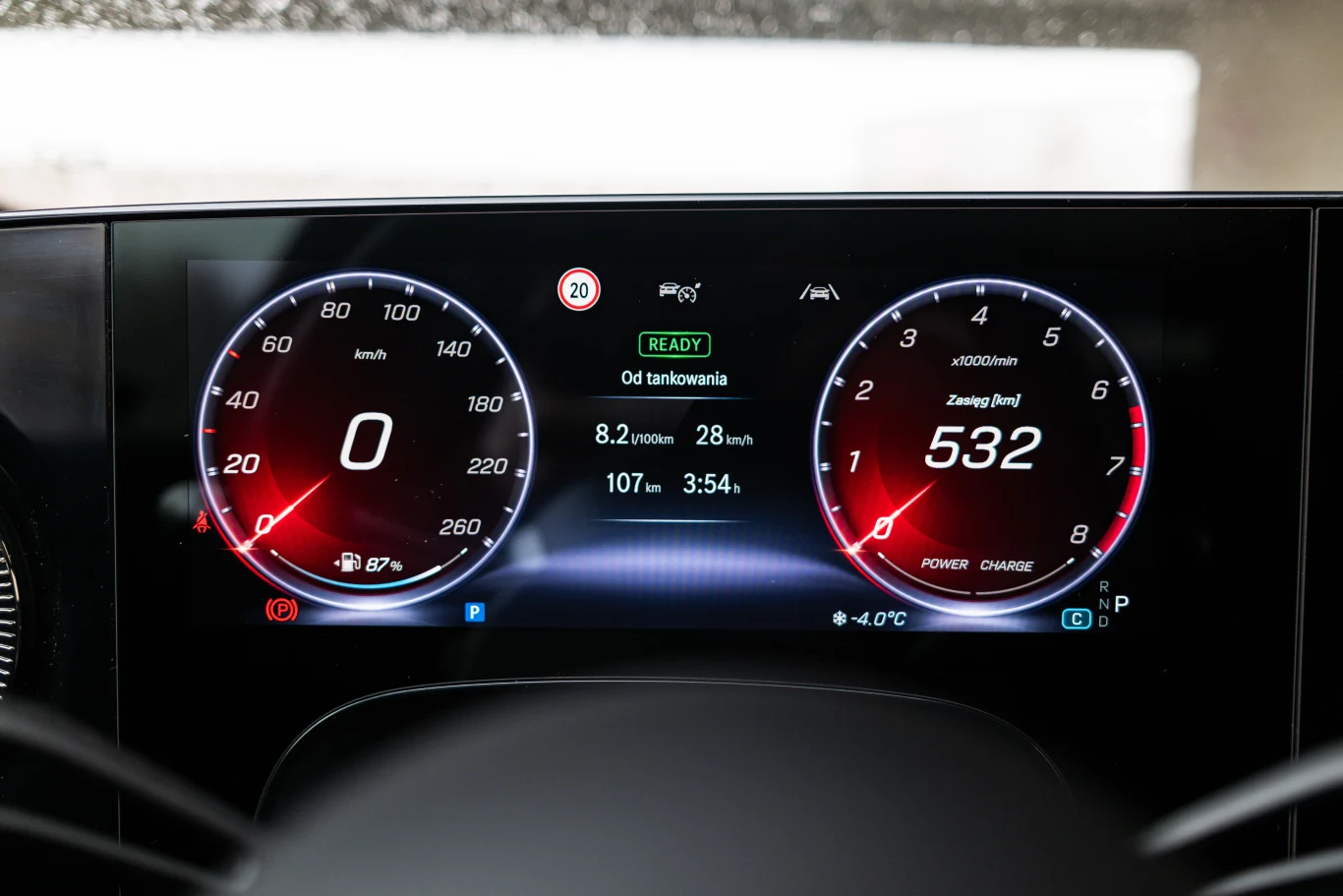 Zegary nie mają wielu opcji personalizacji - do wyboru są dwie okrągłe tarcze lub widok mapy. Cyfrowy panel zegarów samochodowych z wyświetlaczem, na którym widoczna jest prędkość 0 km/h, zasięg 532 km, informacje dotyczące zużycia energii oraz ikony powiązane z działaniem pojazdu elektrycznego.