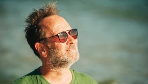 To mężczyzna, który wyróżnia się optymizmem, ale i głęboką empatią i wrażliwością na potrzeby innych