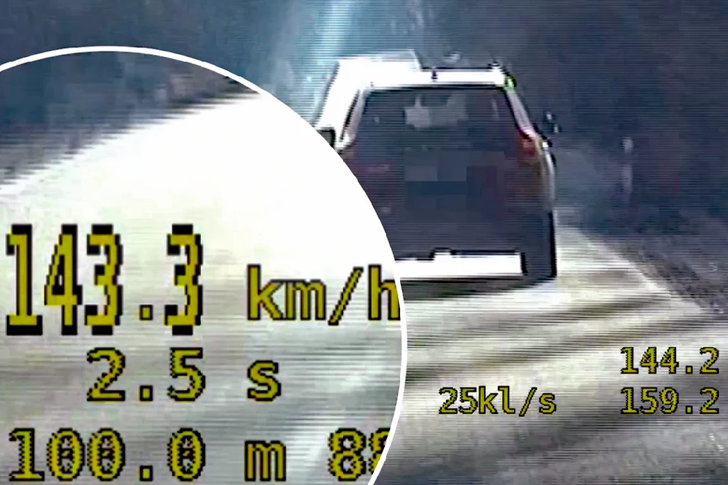 72-latek stracił prawo jazdy za przekroczenie prędkości poza terenem zabudowanym. Samochód osobowy zarejestrowany przez wideorejestrator policyjny z pomiarem prędkości 143,3 km/h na ekranie.