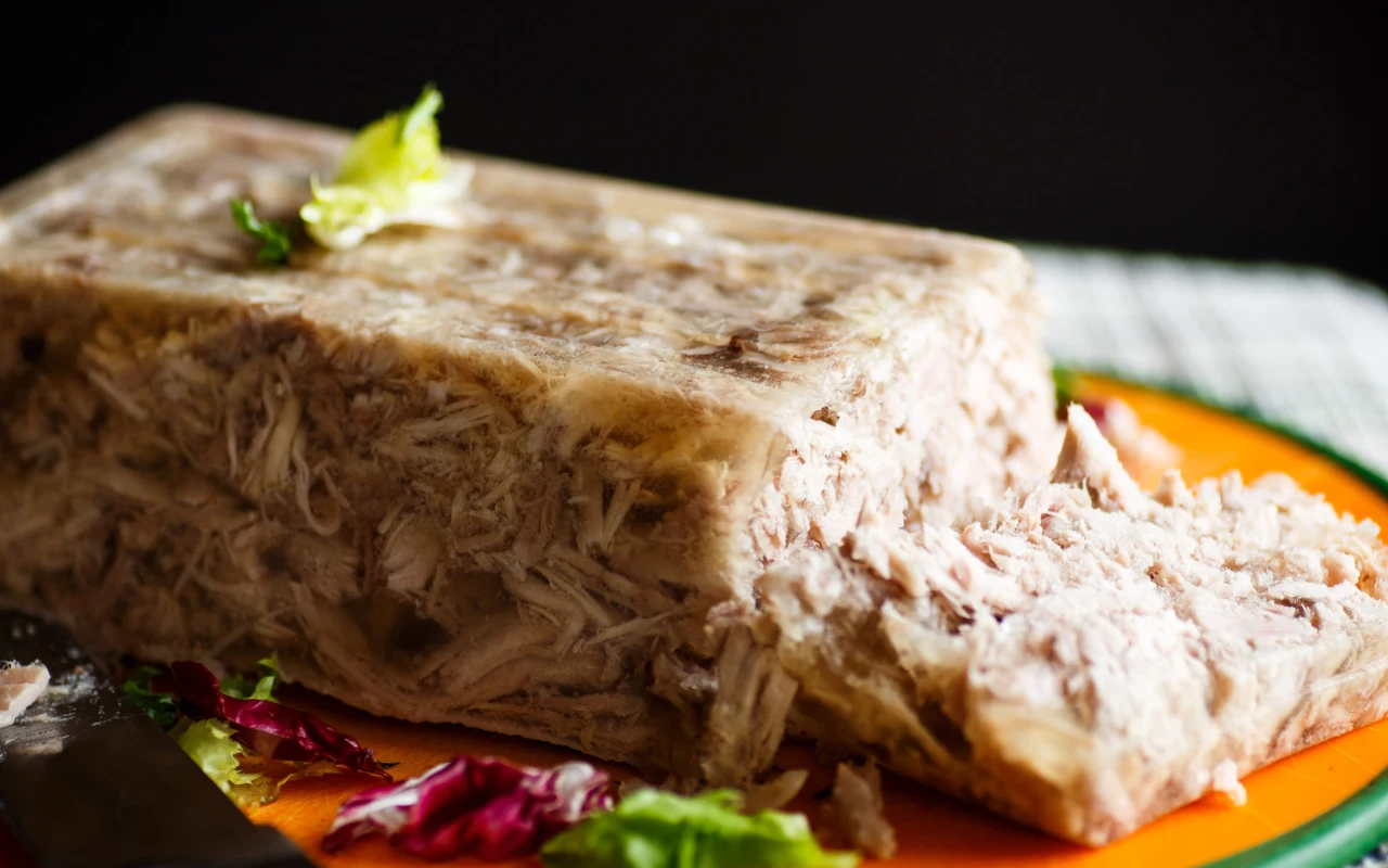 Czeska galareta pełna mięsa. Zachwyca smakiem i ilością kolagenu