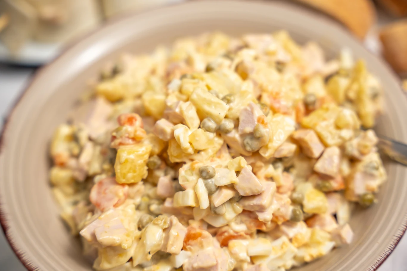 Jaką sałatkę przygotować zamiast jarzynowej? Ziemniaczana z szynką to strzał w dziesiątkę article cover