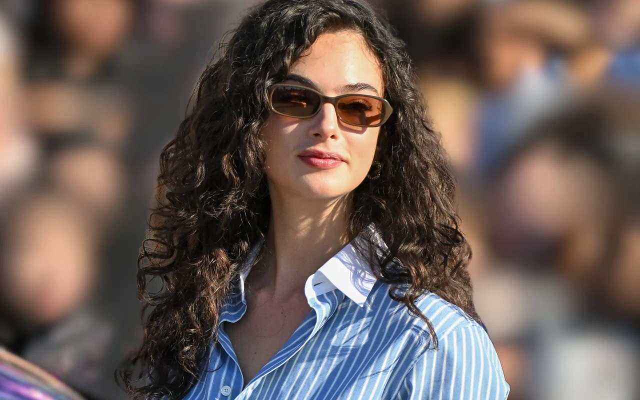 Deva Cassel w rozpuszczonych włosach i koszuli w paski