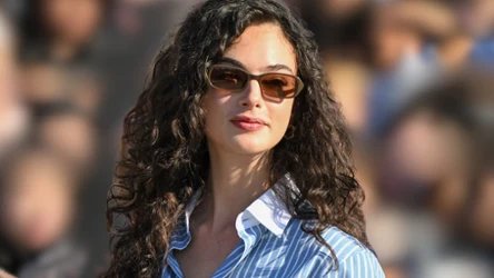 Deva Cassel w rozpuszczonych włosach i koszuli w paski