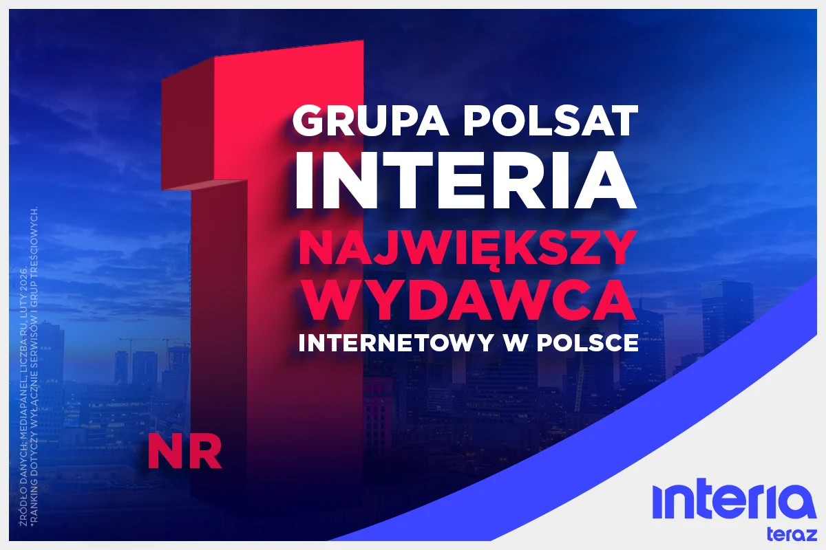Dominujący czerwony numer jeden na niebieskim tle miasta, centralnie umieszczone białe i czerwone napisy informujące o Grupie Polsat Interia jako największym wydawcy internetowym w Polsce, w prawym dolnym rogu logo interia teraz.