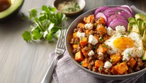 Hot honey bowl można modyfikować do woli - np. użyć innego rodzaju mięsa lub zamienić je na jajko sadzone