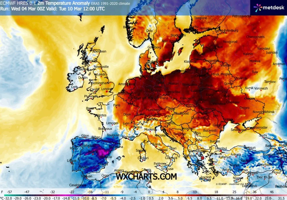 Mapa Europy z wyróżnionymi anomaliami temperatury przy powierzchni ziemi na tle normy z lat 1991–2020, gdzie centralna i północno-wschodnia część kontynentu oznaczona jest intensywnymi odcieniami czerwieni wskazującymi znacznie wyższe temperatury od śr...