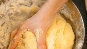 Tangzhong to technika pieczenia wywodząca się z Azji, w której niewielką część mąki łączy się z mlekiem albo wodą i podgrzewa.