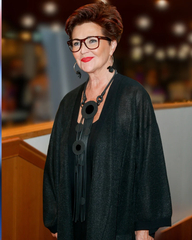 Jolanta Kwaśniewska z dużym geometrycznym wisiorkiem