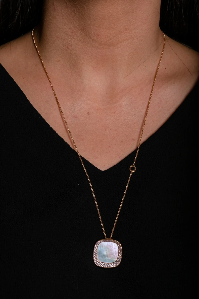 Naszyjnik z wisiorkiem z kamienia