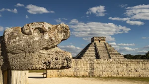 Najbardziej znanym miejscem Majów jest Chichén Itzá (na zdj.) w Meksyku na Jukatanie. Ślady ich osadnictwa odkrywane są jednak także w wielu innych rejonach.