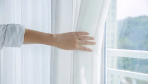 Pożółkłe firanki wypierz po zimie w tym. Będą biły bielą po oczach 