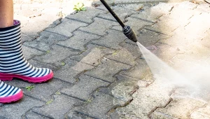 Kostka brukowa brudna od piasku i soli? Tak usuniesz plamy po zimie