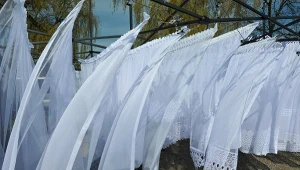 Firanki będą lśniąco białe aż do świąt. Wystarczy, że namoczysz je w tym